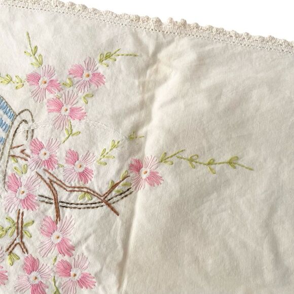 VTG Elegant Vintage Floral Embroidered Linen Table Runner, Dresser Scarf in OS - Picture 9 of 13